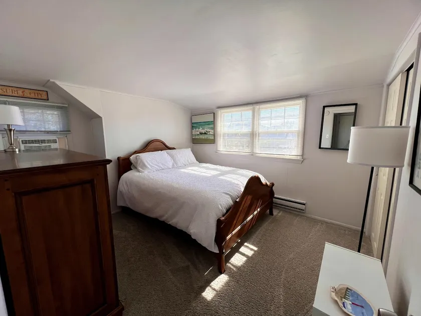 Comfortable 2-bedroom beach home with parking. - Image 1