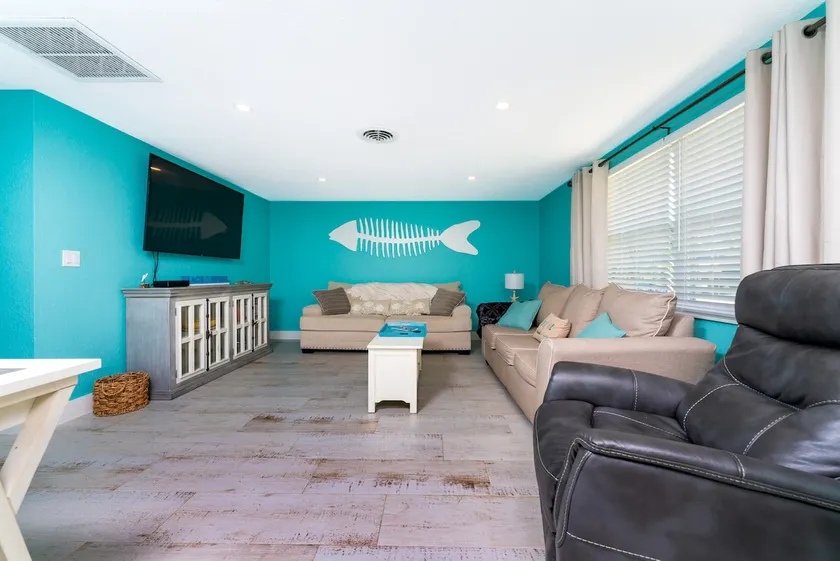 Seaglass Inn at the Beach Shack  Just one block from the beach! - Image 1