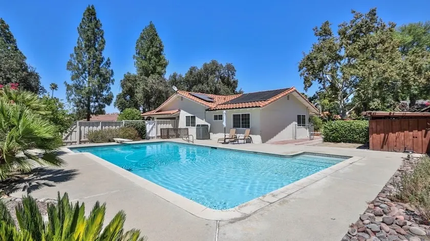 Charming 5 bed, 3 bath home with pool - Image 1