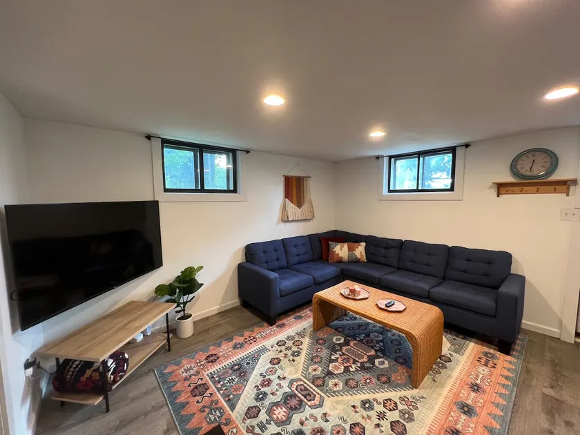 Downtown 2BR across from lovely park - Image 1