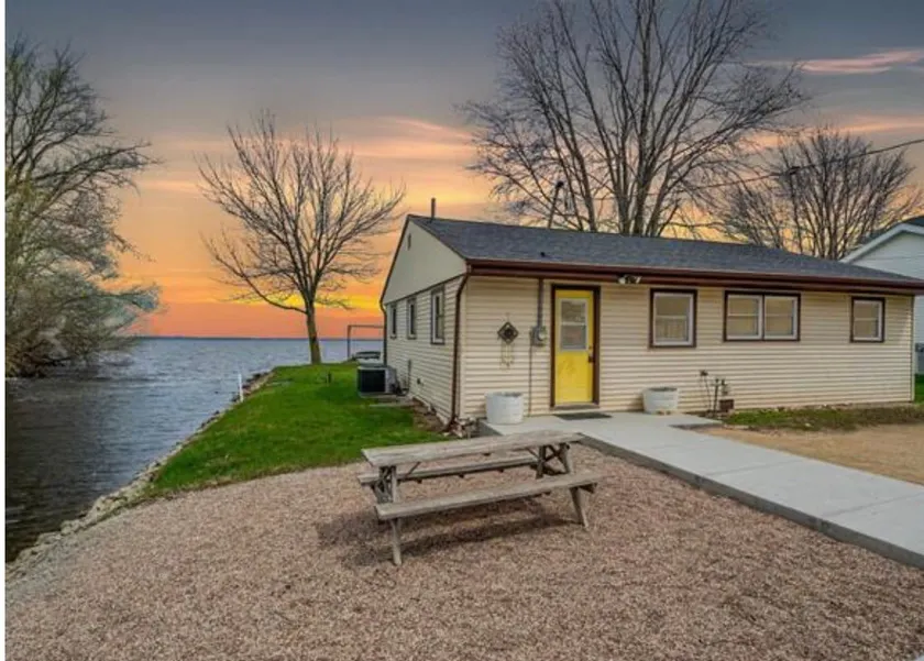 Cozy Year Round Lake Poygan Cottage - Image 1