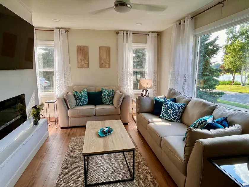 Serene Cottage with view of Green Lake - Image 1