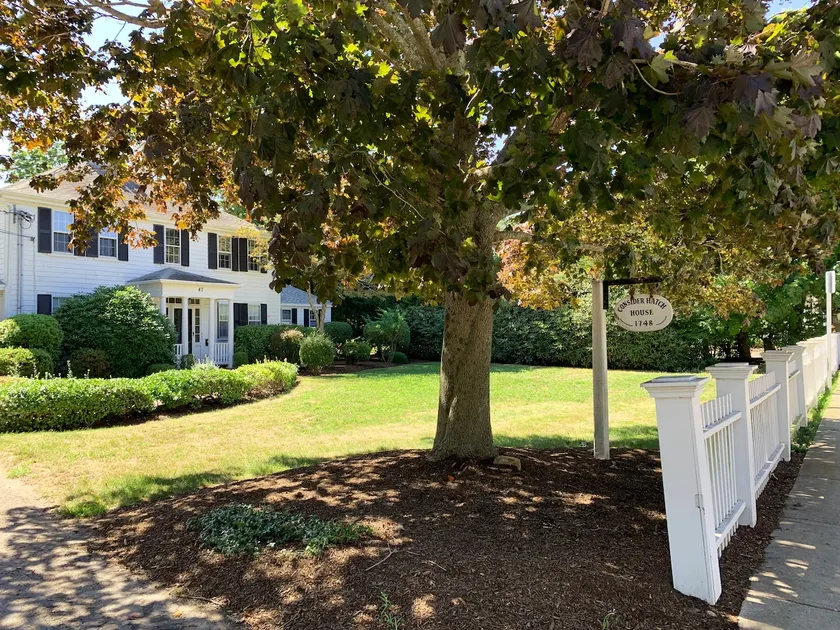 Walk to Beach & Ferry: AC + Private Yard - Image 1