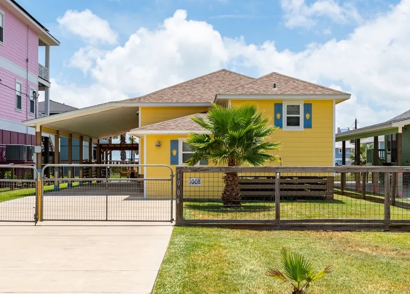 The Little Canary House Downtown Rockport - Image 1