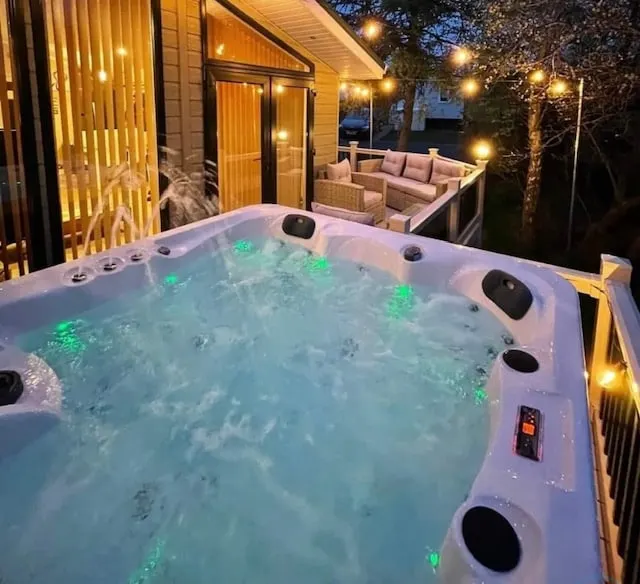Gower Villa Luxury Cottage, 2 bedroom en-suite with Hot Tub - Image 1