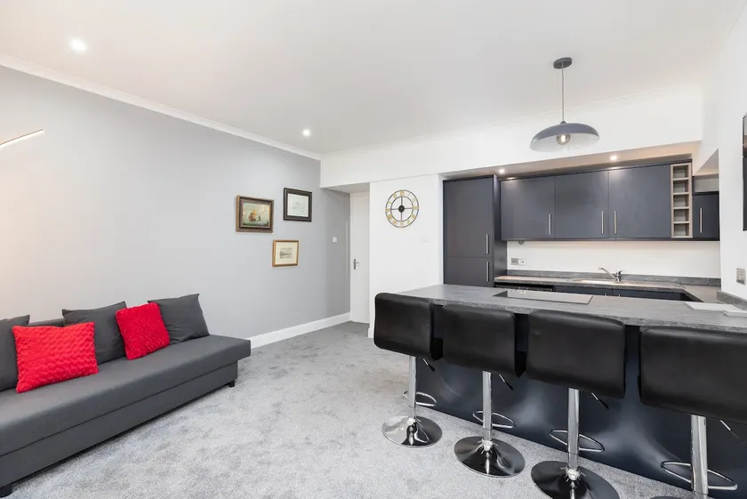 City centre 2 bedroom flat - Image 1