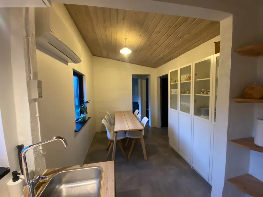 Cozy guest house with free parking - Image 1