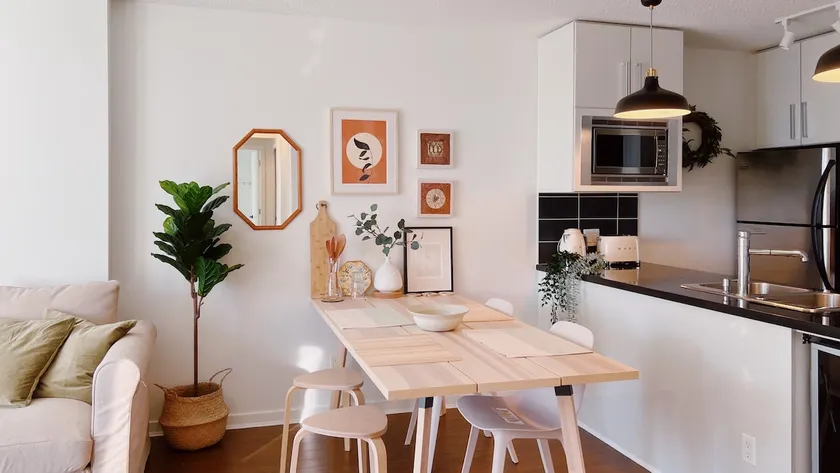 Modern 3BDR/4BDS in DT / AC / Pool / Gym / Best Location + Parking - Image 1