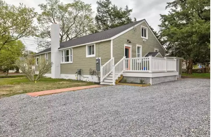 Fully Fenced in Cottage 4 blocks to the Bay - Image 1