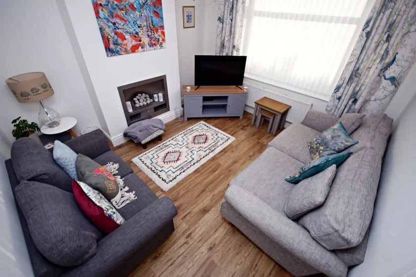 Cheerful 3 bedroom house close to Cheshire Oaks - Image 1