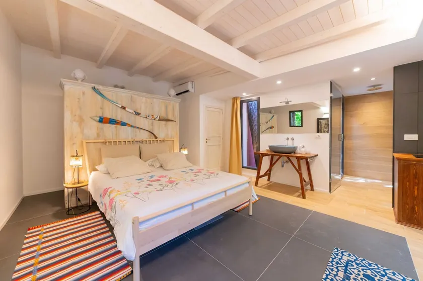 Design apartment in a botanic garden with pool - Image 1