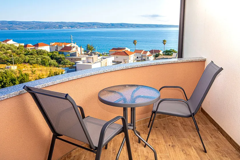 Modern seaview apartment with free parking 3 - Image 1