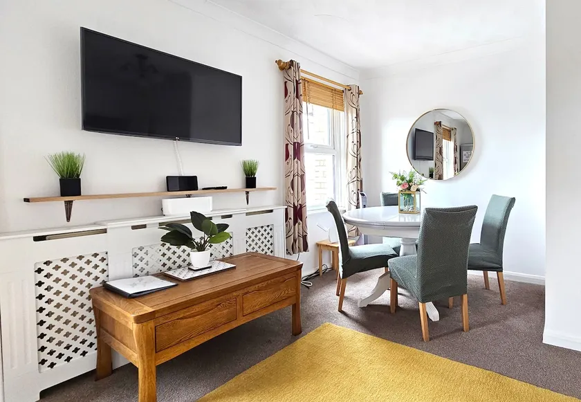 2 bed apt w/ private parking close to town centre - Image 1