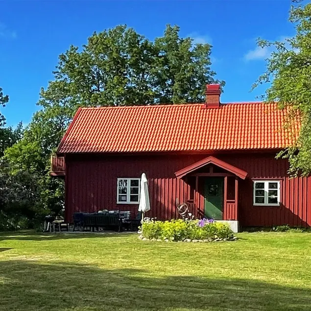 Rural accommodation with large and lush garden. - Image 1
