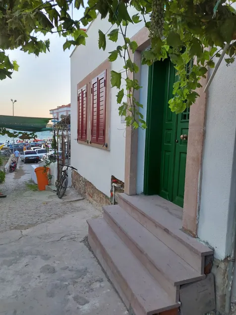 Sea views house in the center of Cunda - Image 1