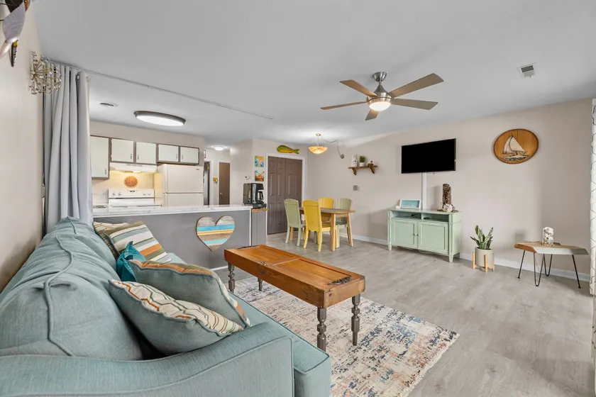 Quiet Condo, Pool, Free parking & Free Laundry! - Image 1
