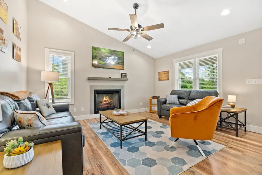 New Mountain Cottage w/Hot Tub, Firepit, Fireplace - Image 1