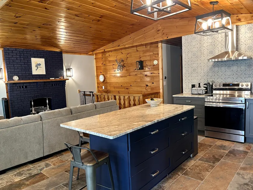 Lakefront-Updated kitchen- king bed, best sunsets - Image 1