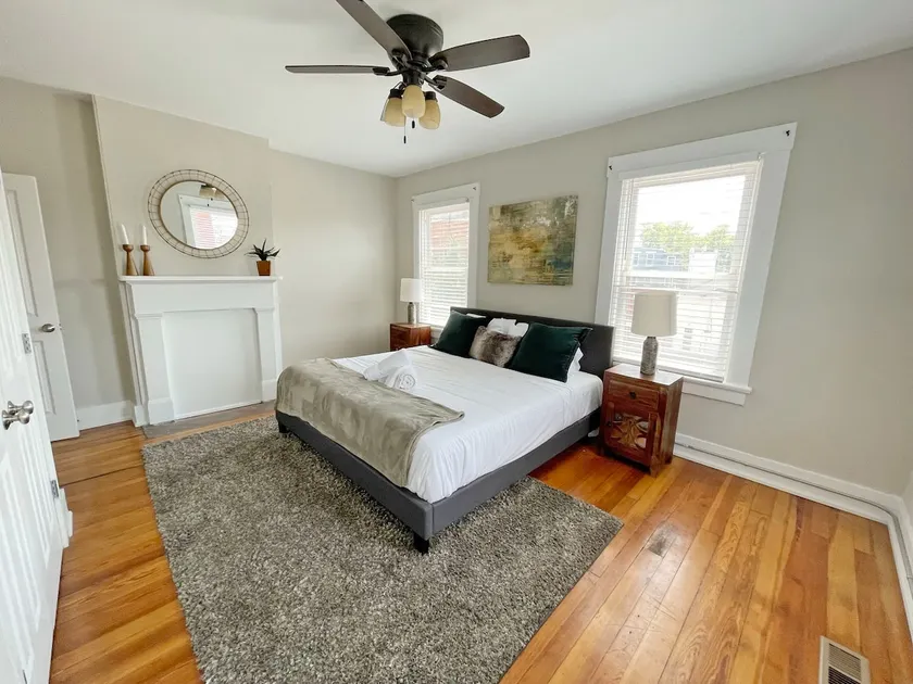Beams of natural light in a walkable 2-bdrm condo - Image 1