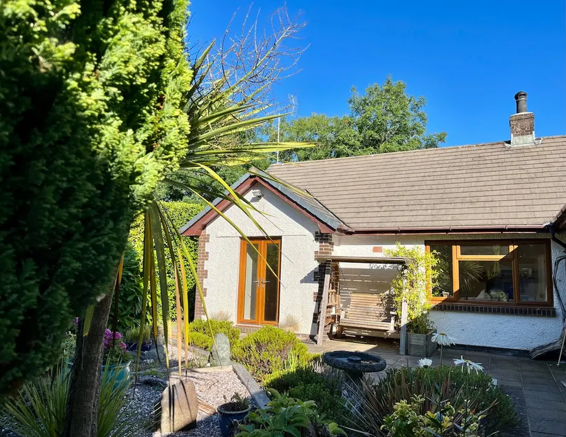 Coastal garden annex with log fire & summer house - Image 1