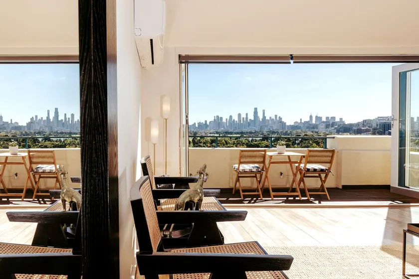 Spectacular views over Albert Park - Image 1