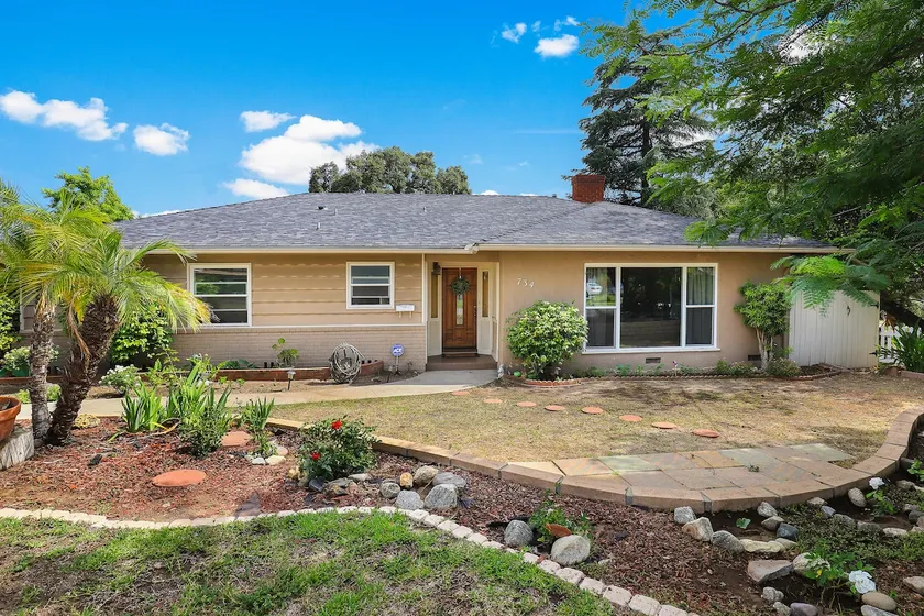 Spacious 2 living rooms, 3 bedrooms, free parking - Image 1