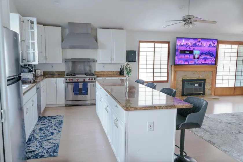 Spacious Home & Yard, Great for big groups & companies - Image 1