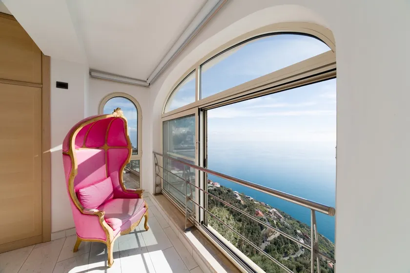 Stunning Home with Breathtaking View - Image 1