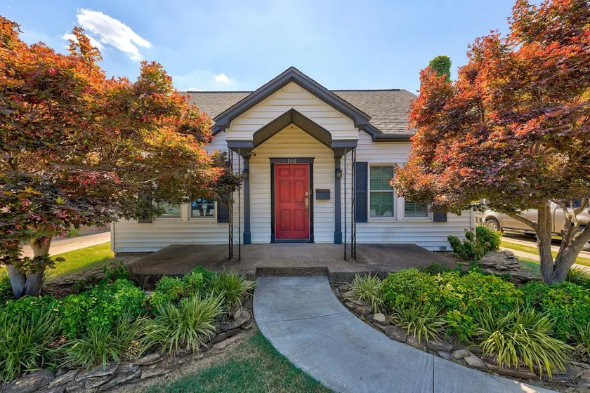 Spacious 2 Bedroom with Beautiful Backyard - Image 1