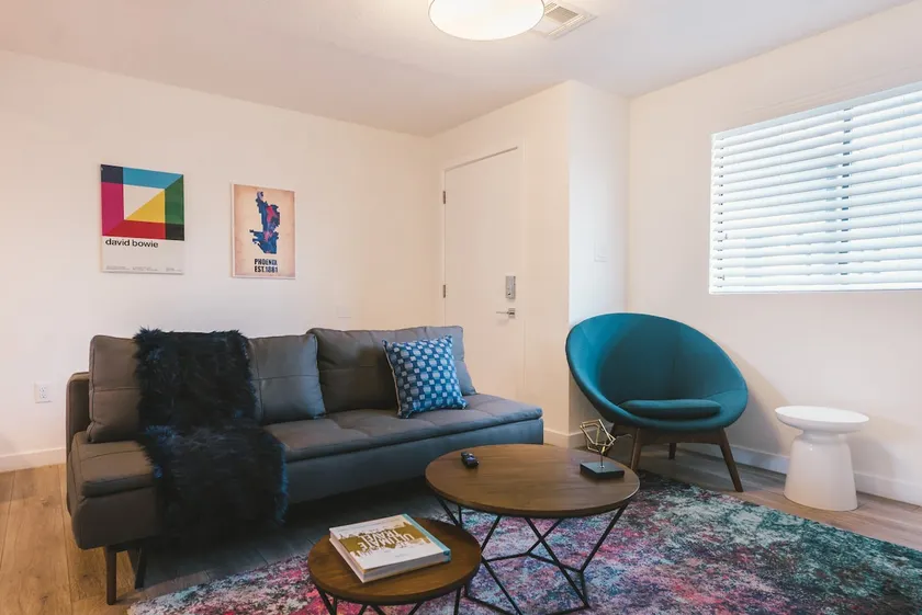 Eros | Downtown 1BD Upstairs Apartment - Image 1