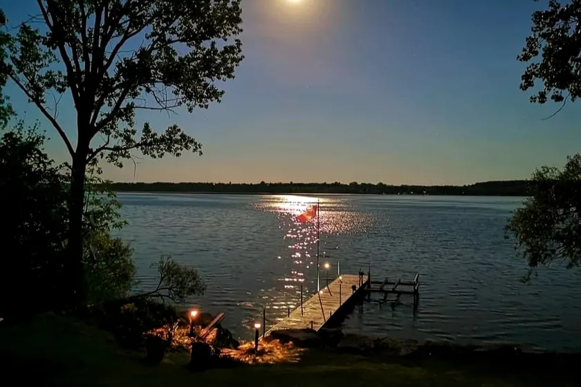 Moonglade Inn, Cozy 2- bedroom, Waterfront flat. - Image 1