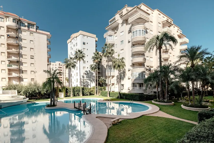 A bright apartment with a swimming pool and tennis - Image 1