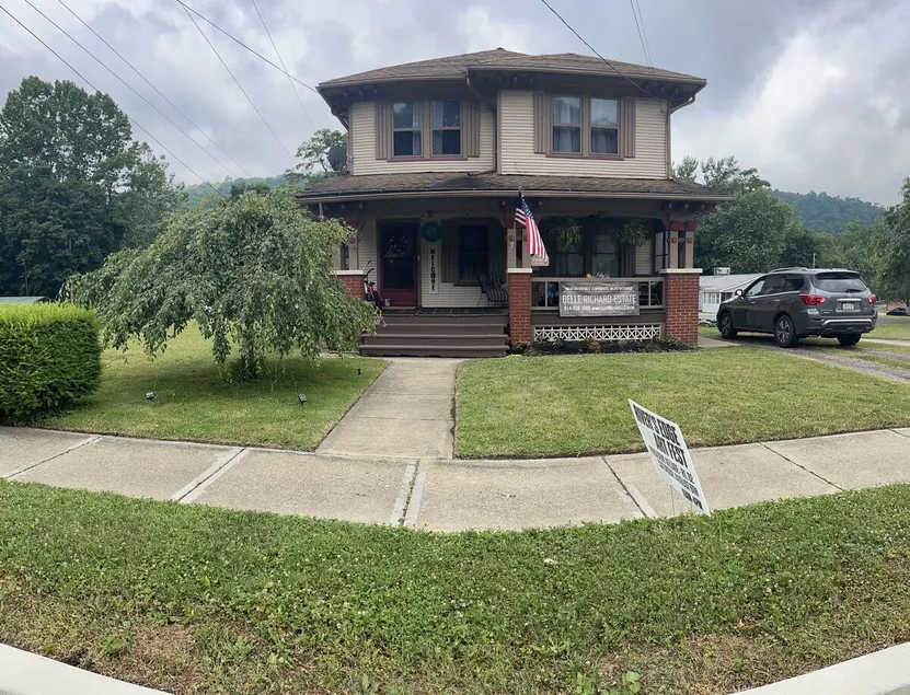 Spacious 6 bedroom home in the heart of Tionesta! - Image 1