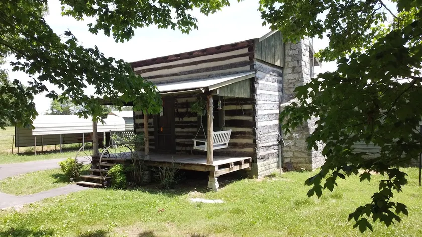 Authentic 1812 2-bedroom log cabin in the country - Image 1