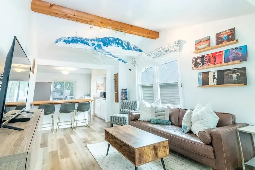 Modern lake cottage, 1 block to water. - Image 1
