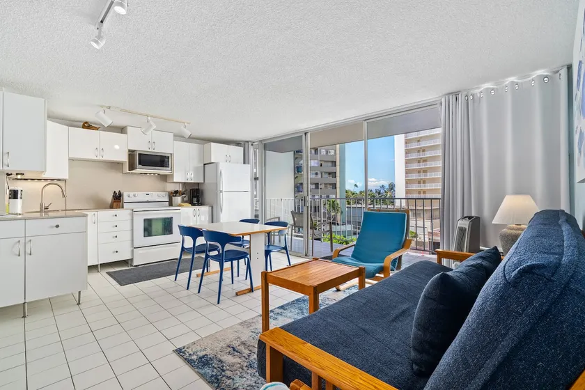 Spacious 1-bedroom vacation home with free parking - Image 1