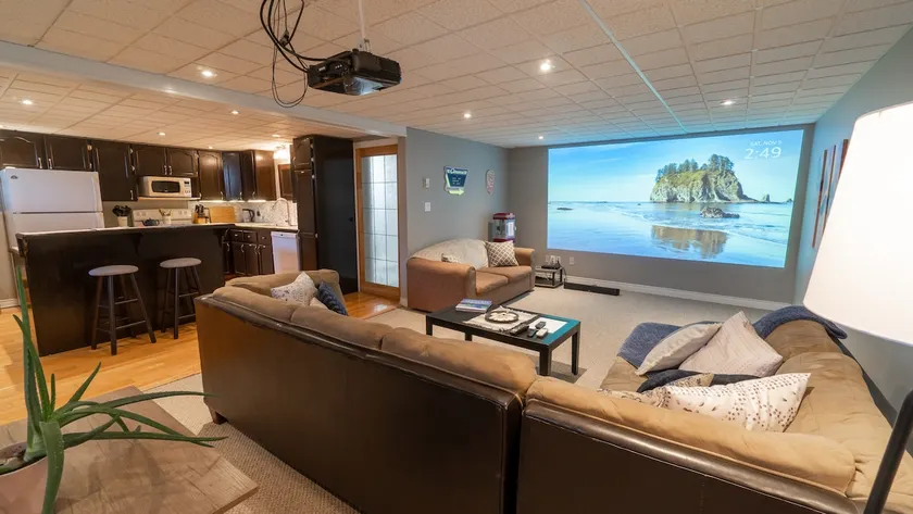 Charming Beachfront Apt w/Home Cinema & Coffee Bar - Image 1