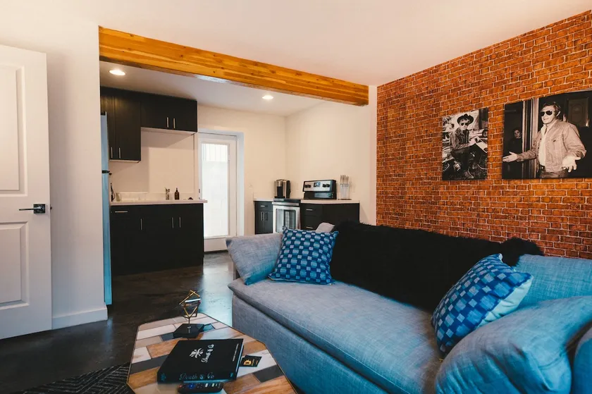 Lanthe | 1BR slick downtown hot spot - Image 1