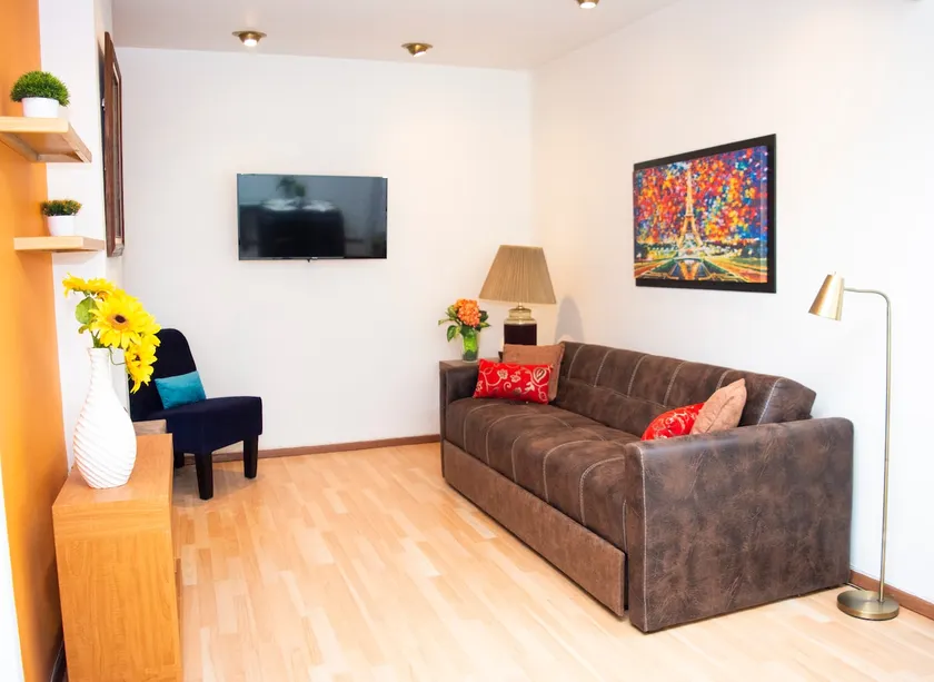 House full of flowers with patio - Image 1