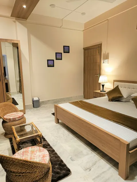 AlpineRetreat2.0- lovely urbancondowith patio-1BHK - Image 1