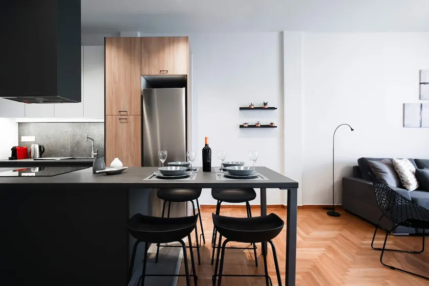 Urban 2BD apt next to Piraeus port and metro - Image 1