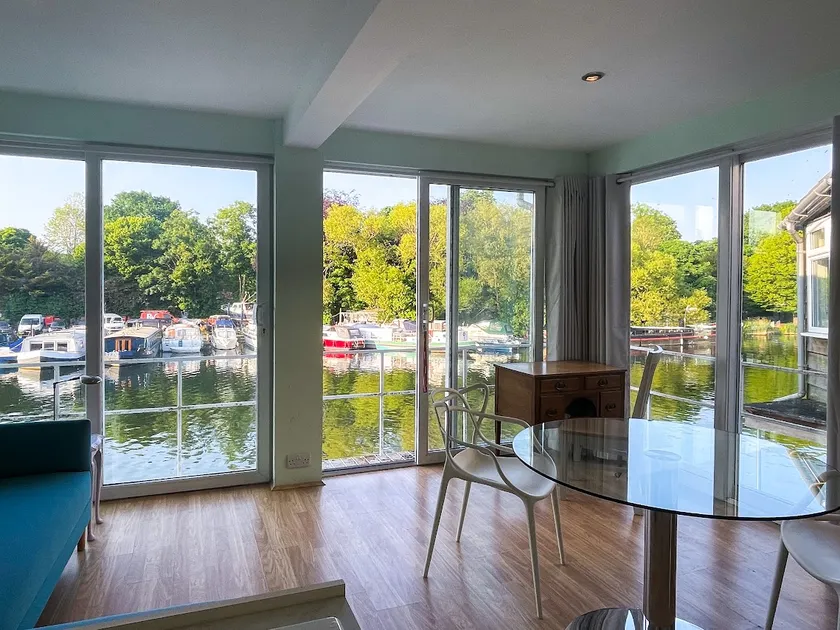 Flat overlooking the river at Hampton Court - Image 1