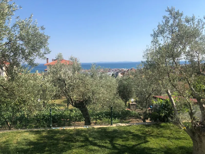 2+1 Villa Floor with Garden and Sea View in Altınoluk - Image 1