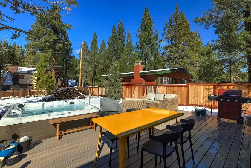 Pet Friendly & Tranquil Home with Hot Tub - Image 1