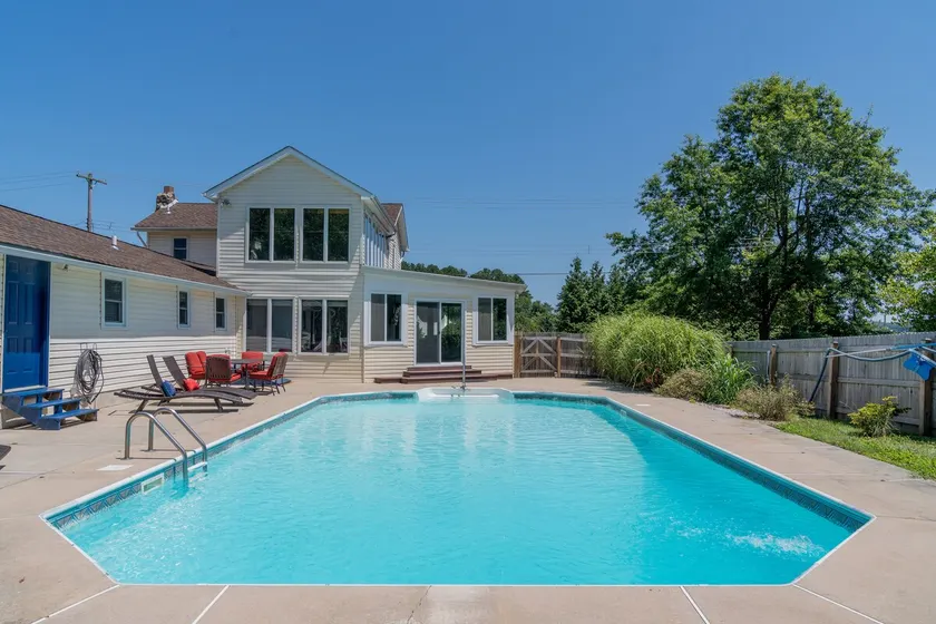 Pool House by the North East River - Image 1