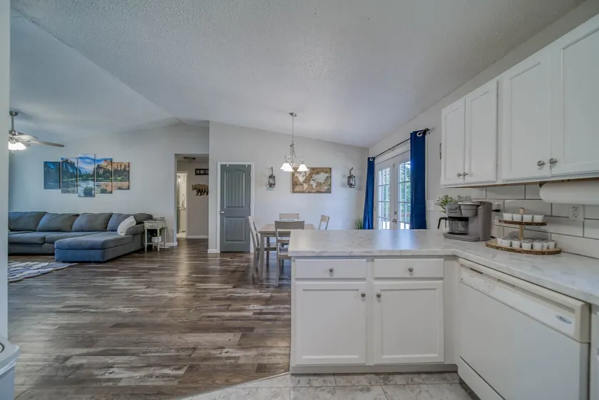 Peaceful 2 bedroom home in wooded neighborhood - Image 1