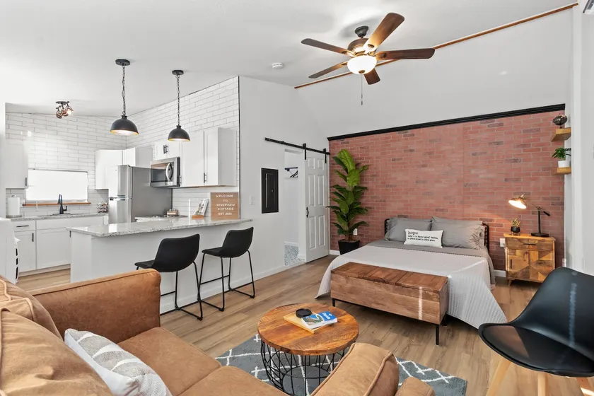 Spacious Industrial Style Guesthouse - Image 1