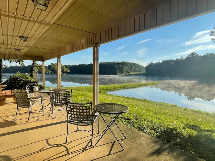 Lakeside house on 24-acre private lake - Image 1
