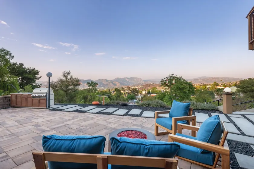 Hillside Retreat with Views - Image 1