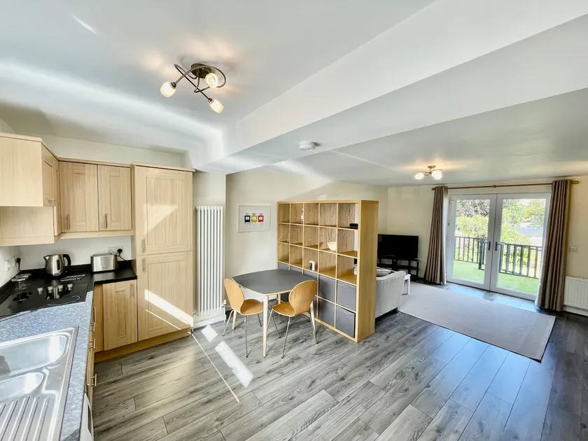 Modern & Spacious Studio Apartment with En Suite. - Image 1